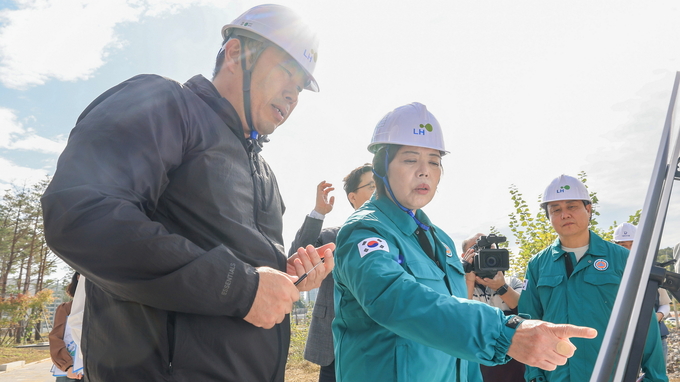 신계용 과천시장이 지난 10월 17일 지식정보타운 내 공원과 하천 조성 공사 현장을 점검하고 있다. (사진=과천시 제공)