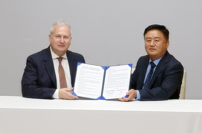 30일 김종현 KGMC 대표이사와 켄 라미레즈 현대차그룹 HMG에너지&수소사업본부 부사장이 수소버스와 관련한 MOU를 체결하고 있다. (사진=KGM커머셜 제공)