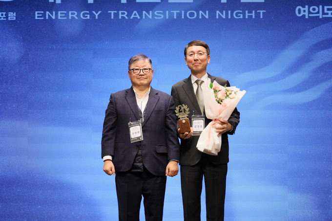 김성중 경기도 행정1부지사가 에너지전환포럼이 주최하는 2025 에너지전환의 밤 행사에서 지방자치부분 에너지 전환상을 수상하고 기념촬영을 하고 있다. (사진=경기도 제공)