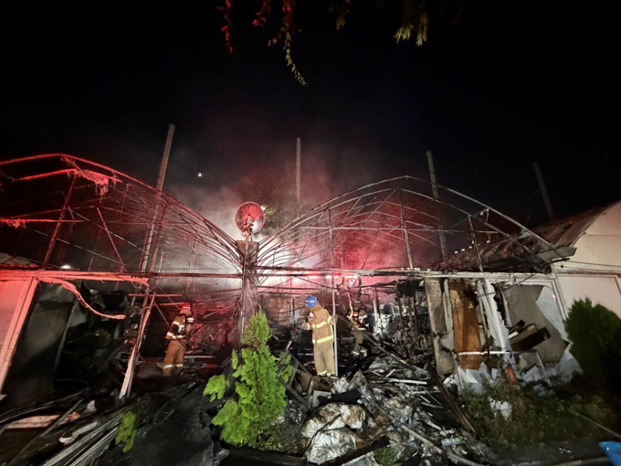 소방당국이 안산시 비닐하우스 화재를 진화하는 모습. (사진=경기도소방재난본부 제공)