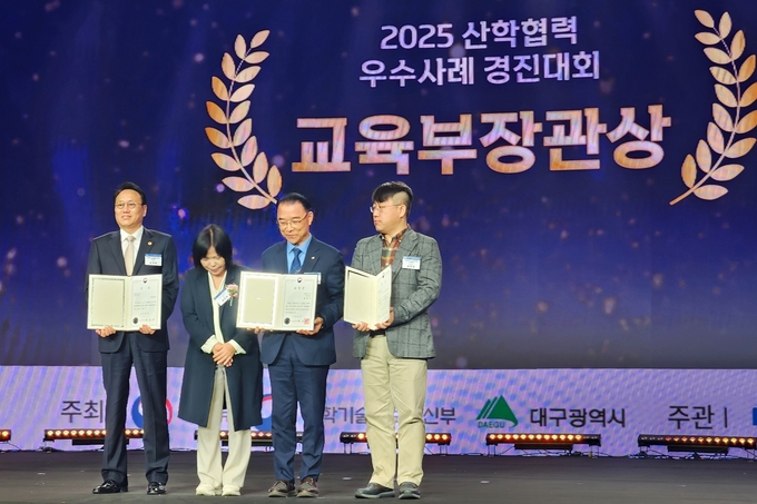 남정훈 재능대학교 바이오테크과 학과장(왼쪽 첫 번째))과 영역별 최우수상 수상자들이 기념사진을 촬영하고 있다. (사진 = 재능대학교 제공 )