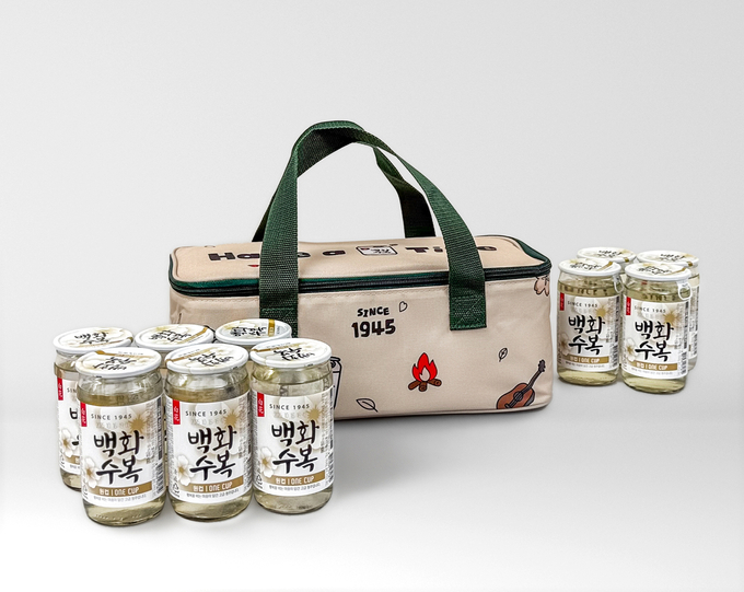 롯데칠성음료의 대표 청주 브랜드 ‘백화수복’이 한정판 캠핑백 세트로 출시된다. (사진=롯데칠성음료 제공)