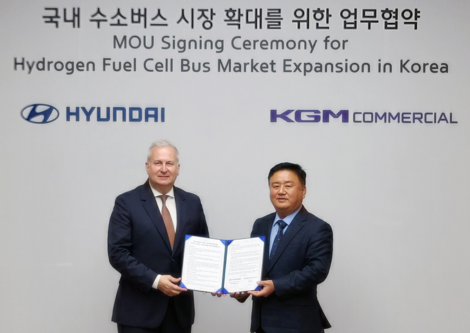 지난 30일 현대차 울산공장에서 열린 협약식에서 켄 라미레즈(Ken Ramirez) 부사장(왼쪽)과 김종현 대표이사(오른쪽)가 기념 사진을 촬영하고 있다.