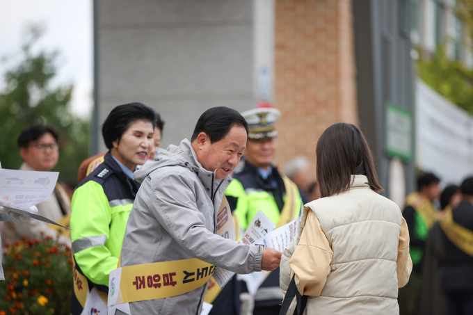주광덕 시장이 시민들과 함께 다산가람초서 아동 안전 확보를 위한 캠페인을 실시하고 있다. (사진=남양주시 제공)