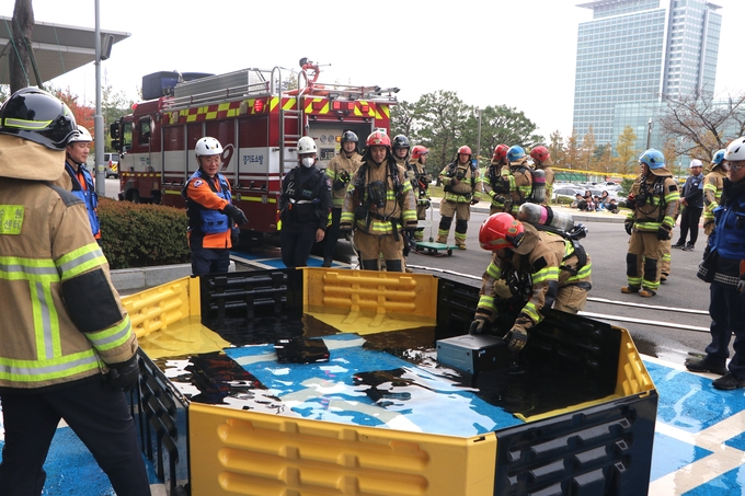 지난 30일 수원소방서가 삼성SDS 데이터센터에서 특수재난 대응전술 훈련을 진행하고 있다. (사진=수원소방서 제공)
