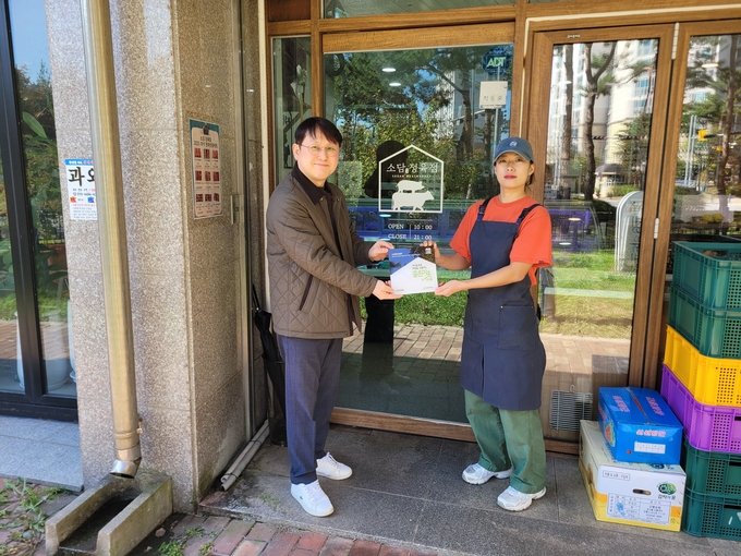 소담정육점 좋은이웃가게 현판식이 진행되고 있다. (사진=굿네이버스 경기중남지부 제공)