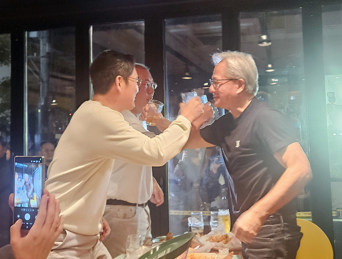 젠슨 황 엔비디아 최고경영자가 지난 30일 서울 삼성동 한 치킨집에서 이재용 삼성전자 회장, 정의선 현대차그룹 회장과 치맥 회동을 하며 러브샷을 하고 있다. (사진=연합뉴스 제공)