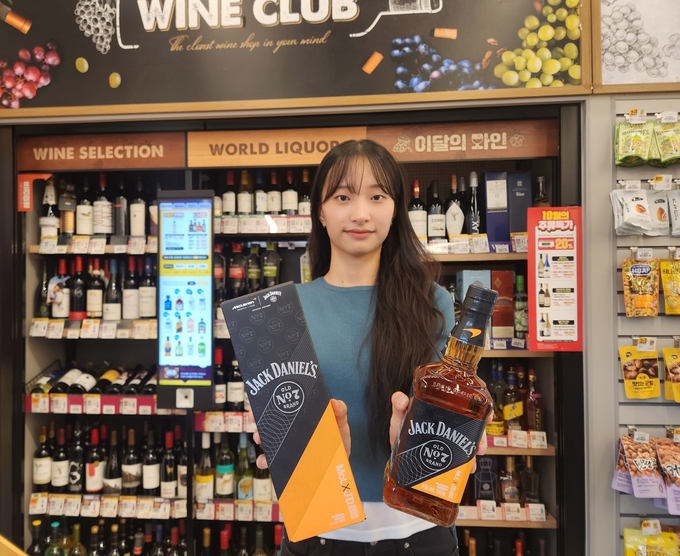 이마트24가 업계 단독으로 판매하는 '잭다니엘스 맥라렌에디션' (사진=이마트24 제공)