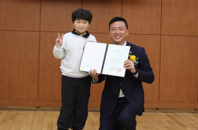 김경일 한국사립유치원어린이집총연합회 이사가 소년소녀가장에게 장학금을 기탁했디. (사진=한국사립유치원어린이집총연합회 제공)