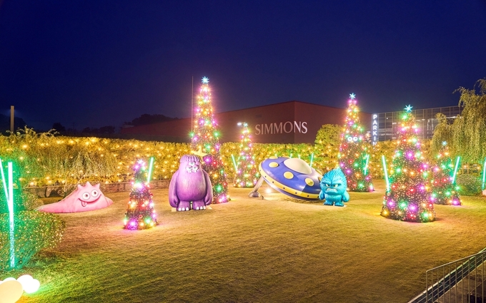 시몬스 침대, 시몬스 테라스에 크리스마스 트리 및 일루미네이션 선봬…올해는 몬스터 캐릭터로 특별함 더한다., (사진=시몬스 제공)