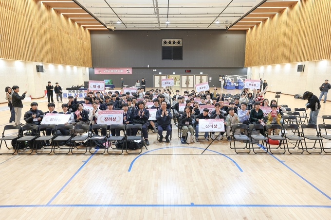 오산시, ‘2025 제3회 오산시 해커톤 대회’ 개최후 이권재 시장과 참여한 학생들이 기념촬영을 하고 있다. (사진=오산시 제공)