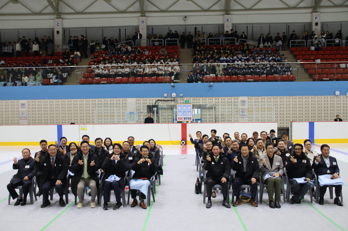 31일 의정부실내빙상장에서 진행된 '2025 경기도동계체육대회' 개회식에 참석한 관계자들이 기념사진을 찍고 있다. (사진=경기도체육회 제공)