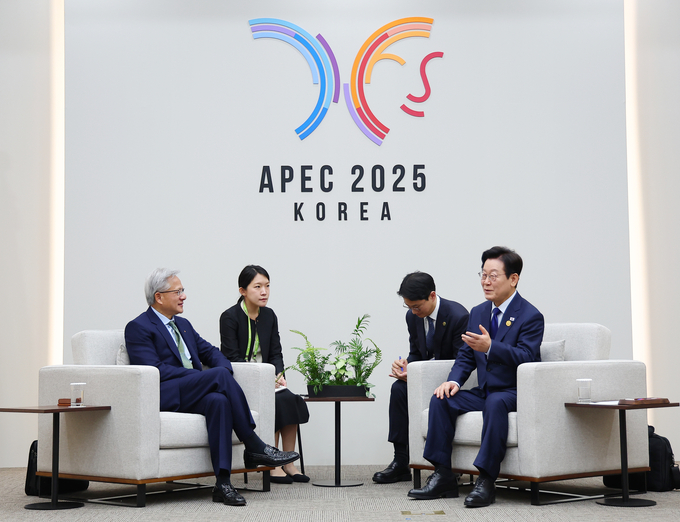 이재명 대통령이 31일 APEC 정상회의장인 경주화백컨벤션센터에서 젠슨 황 엔비디아 최고경영자를 접견하고 있다. (사진=연합뉴스)
