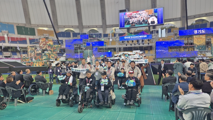 31일 부산아시아드주경기장에서 진행된 '제45회 전국장애인체육대회' 개회식에서 경기도 선수단이 밝은 모습으로 입장하고 있다. (사진=경기도장애인체육회 제공)