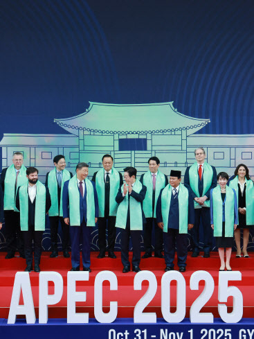 이재명 대통령이 1일 경주화백컨벤션센터(HICO)에서 열린 2025 아시아태평양경제협력체(APEC) 정상회의에서 각국 정상들과 한복 소재로 만든 목도리를 두르고 기념 촬영을 하고 있다. (사진=연합뉴스 제공)