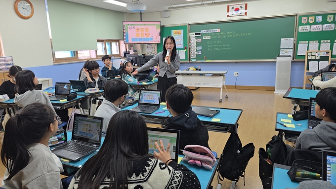  수원교육지원청이 지난 10월 진행한 '2025 하반기 초등 수업나눔 한마당' 행사 현장. (사진=수원교육지원청 제공)