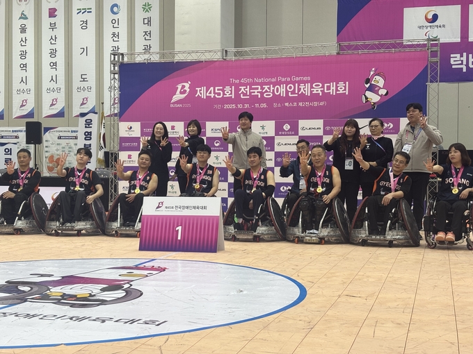 31일 부산 벡스코 제2전시장에서 열린 '제45회 전국장애인체육대회' 첫날 혼성 휠체어럭비 OPEN(동호인부)에서 우승을 차지한 경기도 선수단이 기념사진을 찍고 있다. (사진=경기도장애럭비협회 제공)