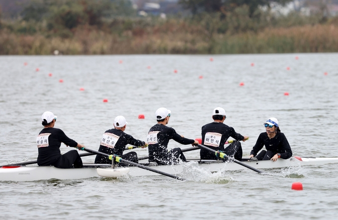 1일 서낙동강조정경기장에서 열린 '제45회 전국장애인체육대회' 2일째 조정 혼성 수상 5인조 단체전 1000m PR3-II(선수부)에 출전한 경기도 선수들의 모습. (사진=대한장애인체육회 제공)