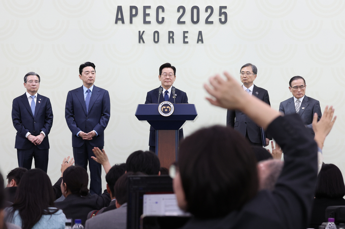 이재명 대통령이 1일 경주화백컨벤션센터(HICO)에서 열린 2025 아시아태평양경제협력체(APEC) 정상회의 기자회견에서 질문을 받고 있다. (사진=연합뉴스)