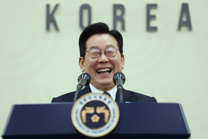 이재명 대통령이 1일 경주화백컨벤션센터(HICO)에서 열린 2025 아시아태평양경제협력체(APEC) 정상회의 기자회견에서 함박웃음을 짓고 있다. (사진=연합뉴스)