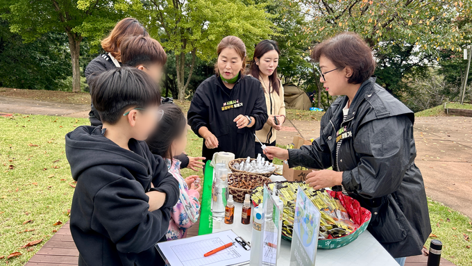 시흥도시공사는 공정무역 포트나잇을 맞아 시흥시 내 공정무역 가치 확산과 활성화를 위한 ‘찾아가는 공정무역 캠페인’을 진행했다. (사진=시흥도시공사 제공)