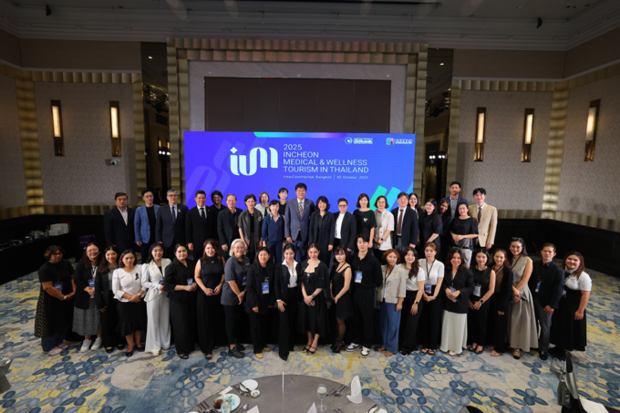 지난달 30일 태국 방콕에서 진행한 ‘인천 의료관광 설명회 및 B2B(Business-to-Business) 상담회’에서 참가자들이 기념촬영을 하고 있다. ( 사진 = 인천시 제공 )