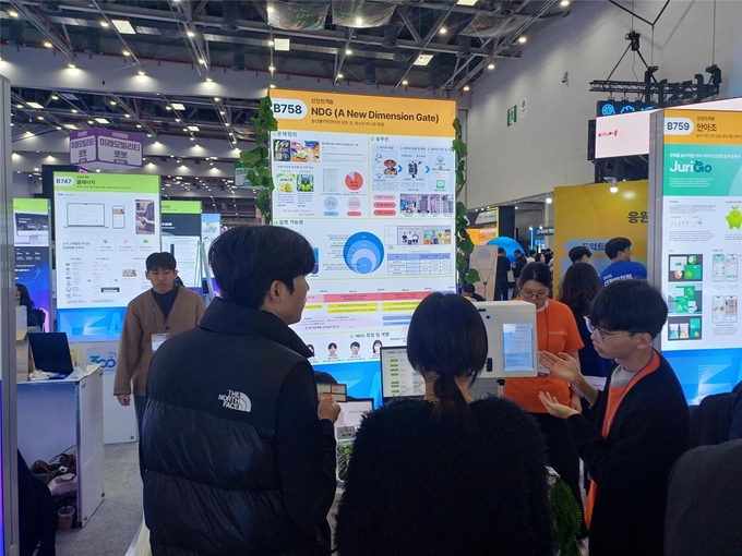 재능대학교 바이오테크과 학생들이 31일 2025 산학연협력 EXPO’ 학생창업유망팀 300+ 페스티벌에서 창업 아이템을 소개하고 있다. ( 사진 = 재능대학교 제공 )