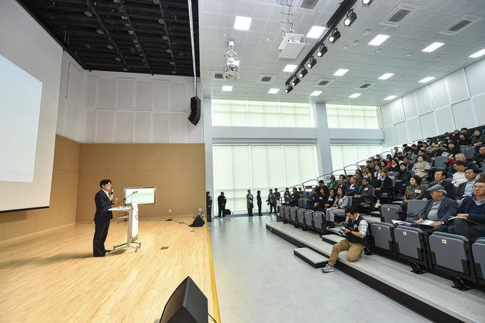 사진=김포시가 모담도서관에서 ‘김포 문수산성의 역사적 가치와 활용방안’을 주제로 학술대회에 앞서 김병수 시장이 인사말을 하고 있다. (사진=김포시 제공)