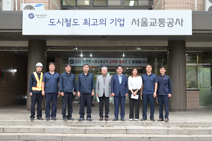 경기도 홍원길 의원(오른쪽 5번째)이 신정차량기지 김포 이전 ‘ 추진에 관한 우영찬 서울시의원과 관계자들의 기념 사진을 찍고 있다.( 사진=홍원길 의원식 제공)