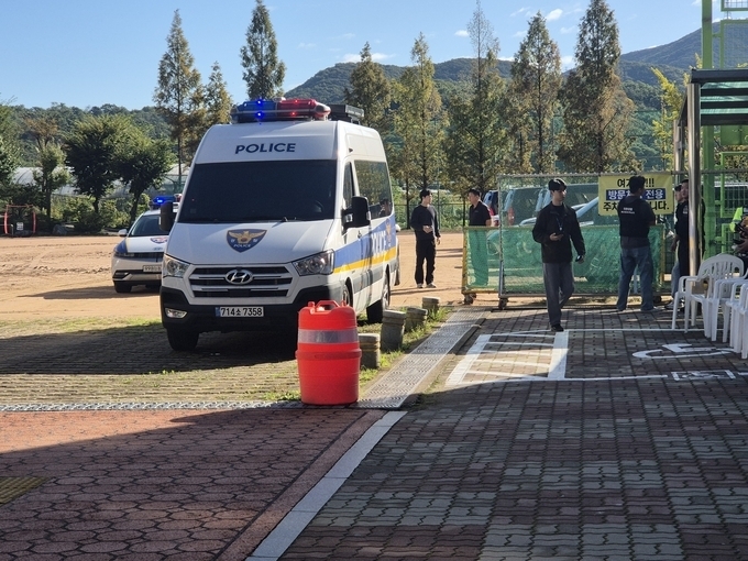 지난달 16일 서구 대인고등학교 폭발물 설치 협박성 게시글 신고 접수를 받고 출동해 현장을 수색 중인 경찰 관계자들. ( 사진 = 경기신문 DB )