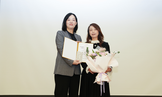 최정하 서송병원 감염관리과장(오른쪽)과 신명진 대한감염관리간호사회장(왼쪽)이 기념촬영을 하고 있다. ( 사진 = 서송병원 제공 )