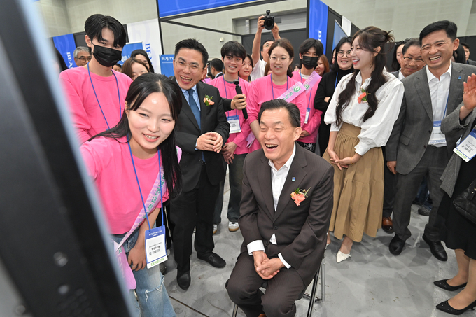  이재준 수원시장이 지난 달 31일 2025 뷰티썸 수원 행사장에서 체험을 하며 활짝 웃고 있다. (사진=수원시 제공)