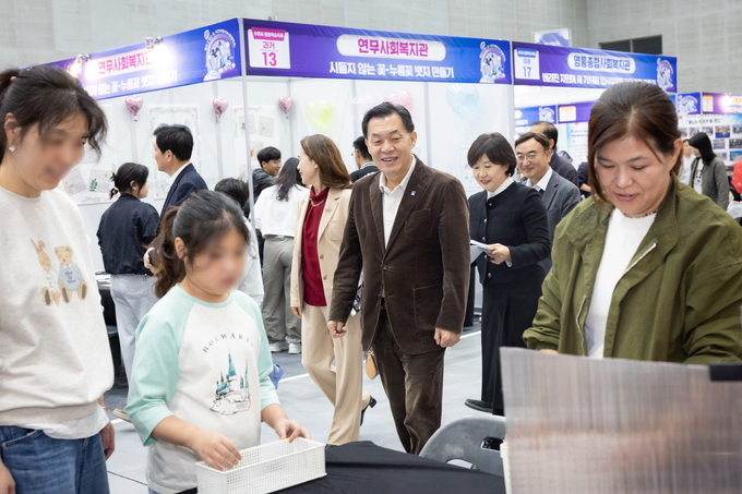  이재준 수원시장이 평생학습축제 행사장을 둘러보고 있다. (사진=수원시 제공)