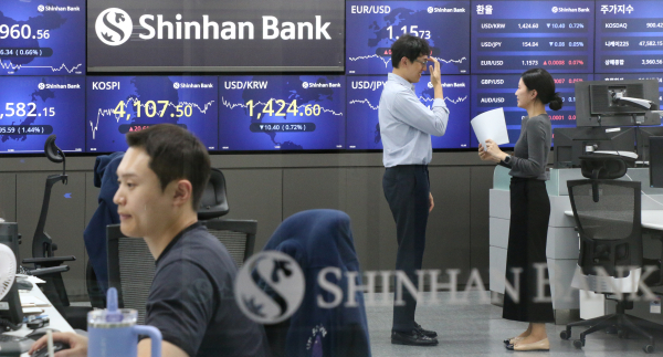 31일 서울 중구 신한은행 본점 딜링룸에서 직원들이 업무를 보고 있다. 이날 코스피는 전일 대비 20.61포인트(0.50%) 오른 4,107.50에 거래를 마쳤다. (사진=신한은행 제공)