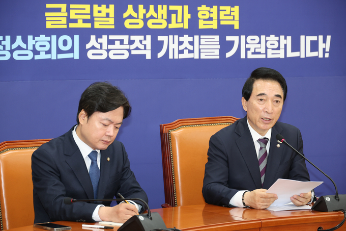 박수현 더불어민주당 수석대변인이 2일 국회에서 기자간담회를 하고 있다. (사진=연합뉴스)