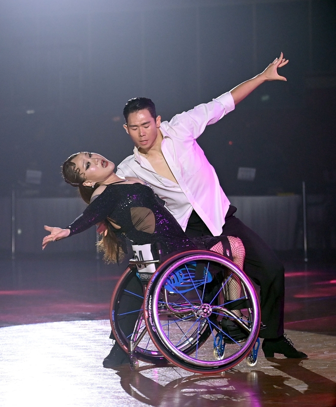 2일 부산 한마음스포츠센터에서 열린 '제45회 전국장애인체육대회' 3일째 댄스스포츠 혼성 콤비 라틴 5종목 Class 2(선수부) 결승에서 노명주(경기도)가 파트너 김주원과 함께 역동적인 안무를 선보이고 있다. (사진=대한장애인체육회 제공)