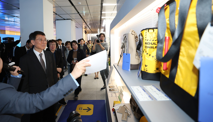 김성중 경기도 행정 1부지사가 지난 1일 수원시 팔달구 옛 경기도청사에 마련된 ‘사회혁신공간 팔로우’에서 전시물품을 관람하고 있다. (사진=경기도 제공)