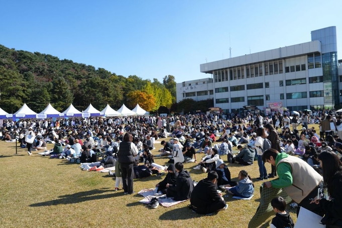 지난 1일 수원시 팔달구 옛 경기도청사에 마련된 ‘사회혁신공간 팔로우’에서 행사 참여자들이 축제를 즐기고 있다. (사진=경기도 제공)
