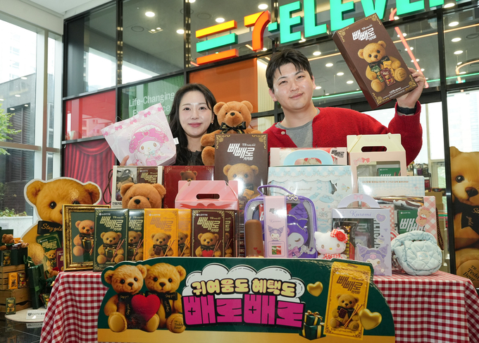 편의점 빼빼로데이 ‘굿즈 전쟁’…포켓몬·산리오·수능특강 등 총력전