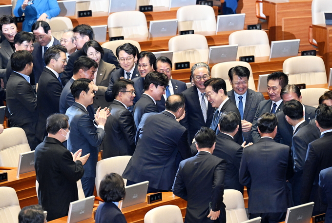 李 대통령 시정연설 여야 반응 대조...與 극찬 野 보이콧