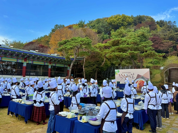 우리은행, VIP 고객과 김장 체험…K푸드 문화 경험 확장 나서