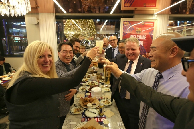 BBQ 청계광장점 찾은 美 네바다 투자사절단…“K-치킨 판타스틱”