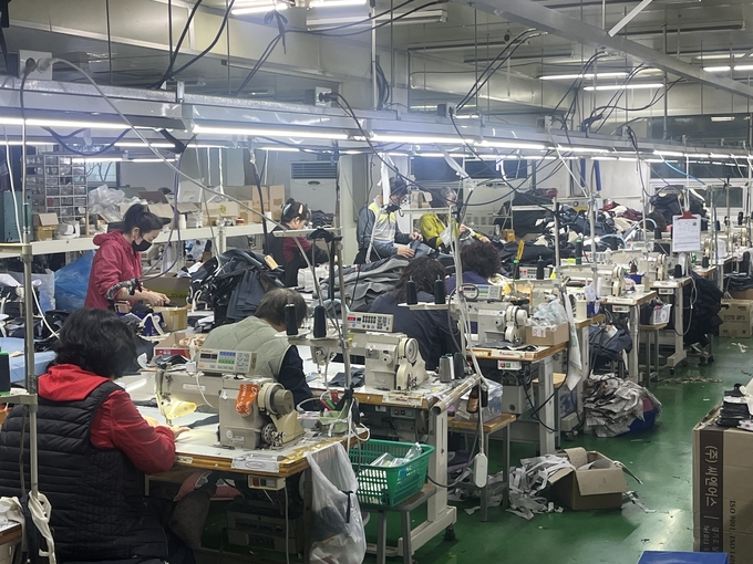 [기획] '무상교복' 세금이 해외로 빠져나간다…외국산 교복의 생태계 파괴