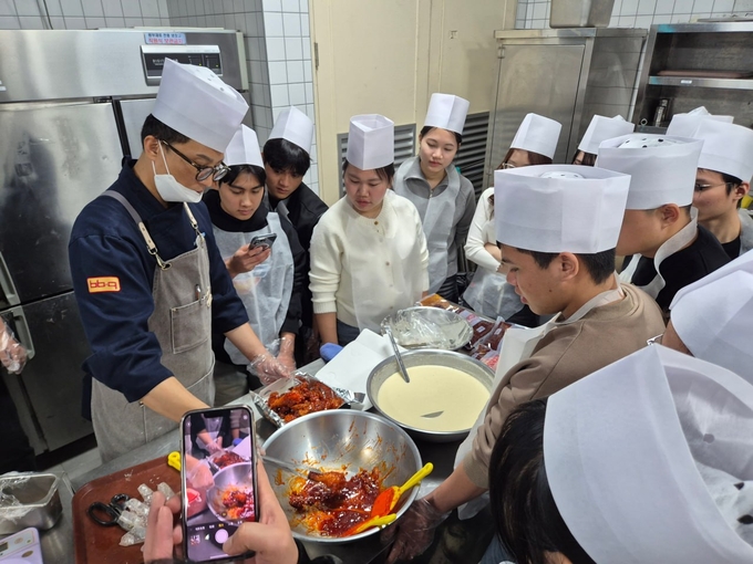 BBQ, 외국인 유학생 대상 치킨캠프 진행… ‘K-푸드’ 세계로 확산