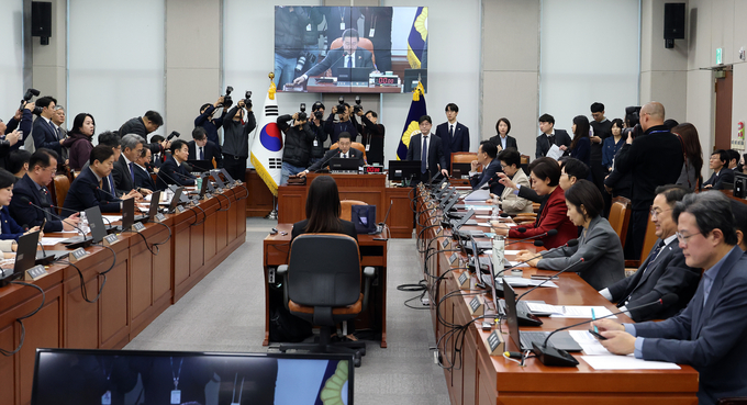 국회 운영위, 정개특위 구성안 의결...민주 9명·국힘 8명·비교섭 1명