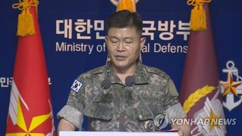 전동진 합참 작전부장이 17일 오전 국방부에서 열린 브리핑에서 '우리 군은 오늘 북한군 총참모부에서 그간의 남북합의들과 2018년 판문점선언 및 9.19 군사합의에 정면으로 배치되는 각종 군사행동 계획을 비준받겠다고 발표한 한 데 대해 깊은 우려를 표명한다'고 밝히고 있다. (사진=연합뉴스)