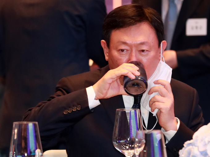 <strong>신동빈</strong> 롯데그룹 <strong>회장</strong>이 지난 17일 오전 <strong>부산</strong> 해운대구 엘시티 랜드마크 타워에서 열린 <strong>시그니엘 부산</strong> 그랜드 오픈 행사에 <strong>참석</strong>해 물을 마시고 있다. (사진=연합뉴스)