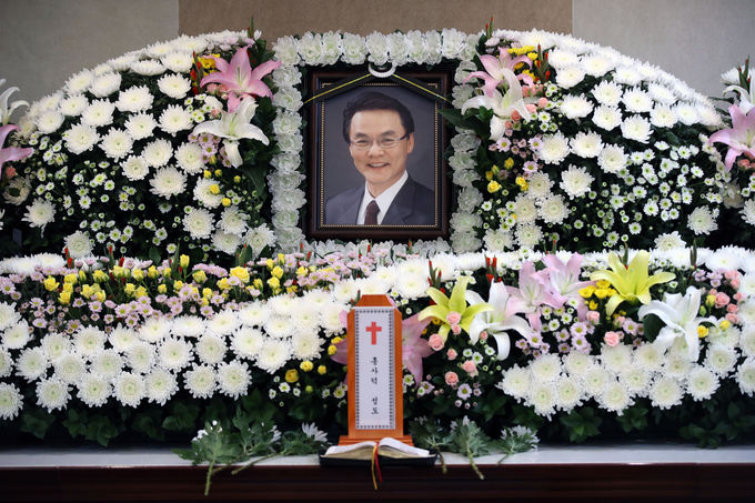 18일 오전 서울대병원 장례식장에 마련된 홍사덕 전 국회부의장의 빈소에 고인의 영정이 놓여 있다. (사진=연합뉴스)