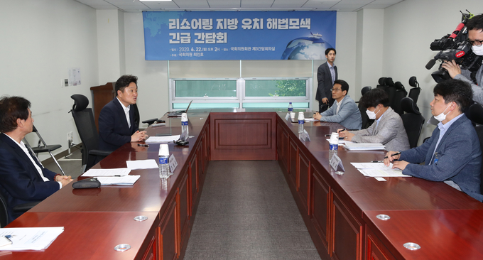 더불어민주당 최인호 의원이 지난 22일 오후 서울 여의도 국회 의원회관에서 '<strong>리쇼어링 지방 유치 해법 모색 긴급 간담회</strong>'에서 발언하고 있다. /연합뉴스