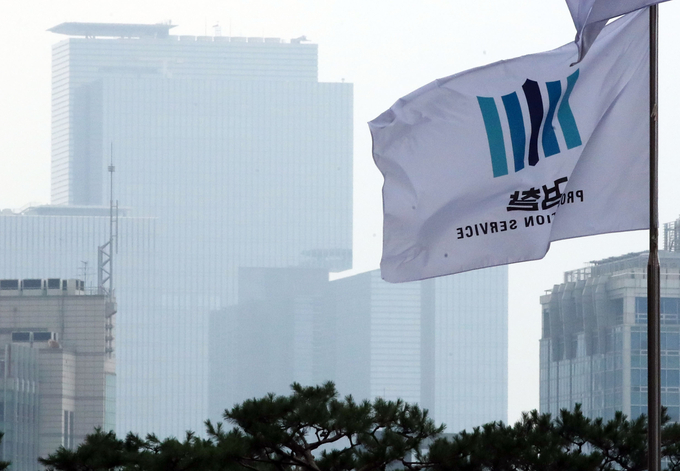 이재용 삼성전자 부회장의 삼성 경영권 불법 승계 혐의에 대한 '검찰수사심의위원회'가 열린 26일 오전 서울 서초구 대검찰청 깃발 뒤로 삼성 서초사옥이 보인다. /연합뉴스